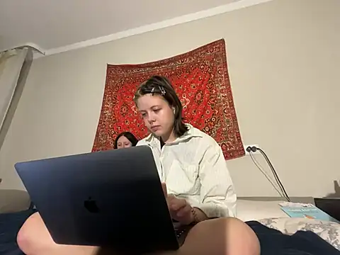 StrawberryDuo Show in webcam
