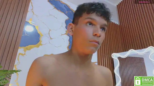 הופעת וובקאם של ANGELIC_TAY