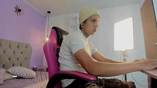 Show modela mario-leon na web-kameri