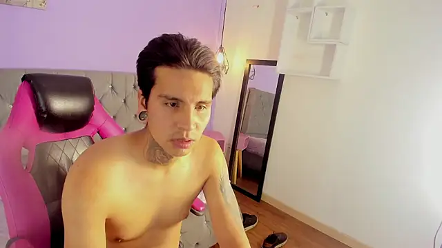 Show modela mario-leon na web-kameri