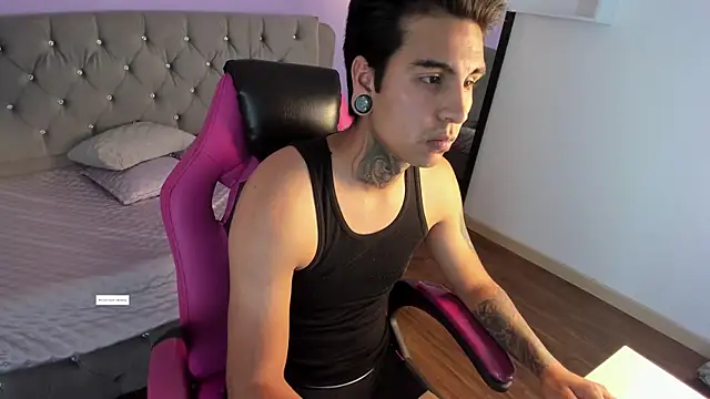 Show modela mario-leon na web-kameri