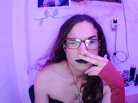 Show modela LaCuerva19 na web-kameri