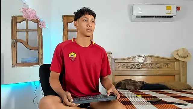 nedye_rouss Show in webcam