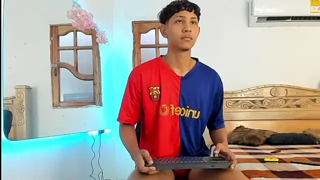 nedye_rouss Show Webcam