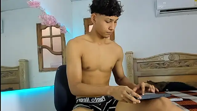 nedye_rouss webcam show