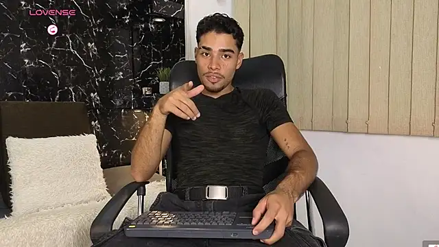 Alejandro_Greco: διαδικτυακό σόου στην κάμερα