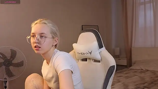 mollyy_snow: διαδικτυακό σόου στην κάμερα