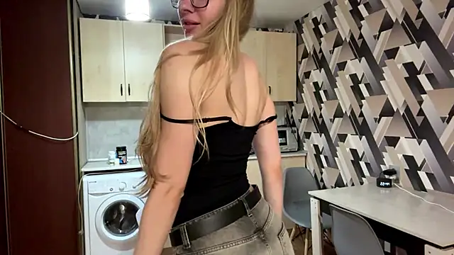 GoldenFrames' Live XXX Chat