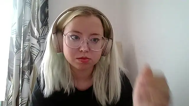 MaddieTeen Webcam show