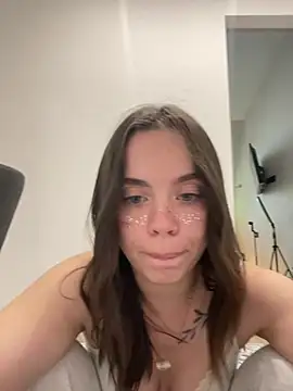 19_PetiteEilish_07's Webcam Show