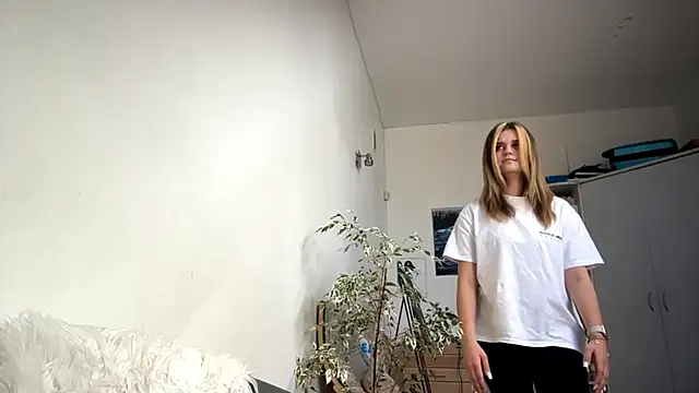 MiaRoika Adlı Modelin Canlı XXX Sohbeti
