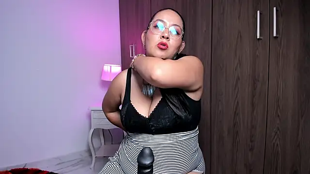 Show modela milaqueen12 na web-kameri