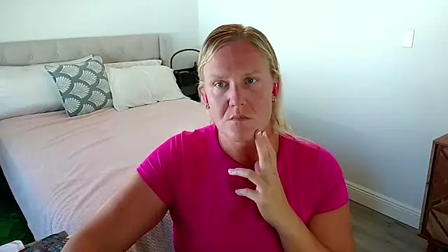 Show modela NolaHart na web-kameri