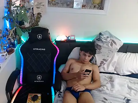 Show modela Kevinjchan1 na web-kameri
