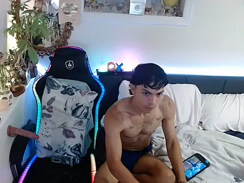 Show modela Kevinjchan1 na web-kameri