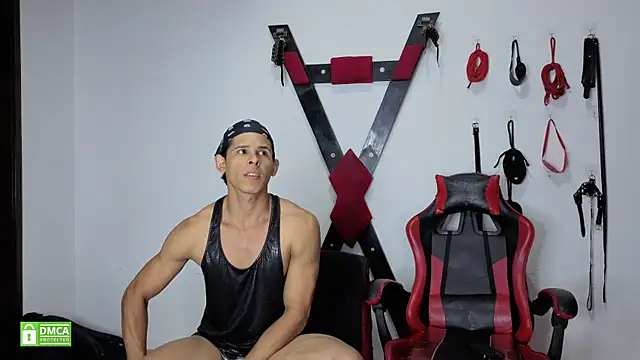 Show modela BDSMRoom_Latins na web-kameri