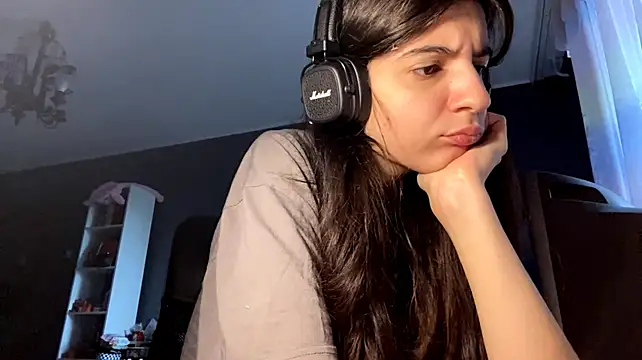 הופעת וובקאם של MindaHallmon