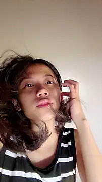Show modela WetVirginPussy na web-kameri