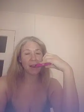 Pokazy przed kamerką – Sinful-Sarah