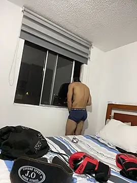 Show modela Taylor_DiamondBoy na web-kameri