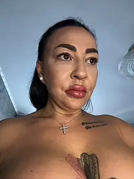 MaiaGold69 Adlı Modelin Canlı XXX Sohbeti