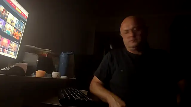 MichaelMartinM1: διαδικτυακό σόου στην κάμερα