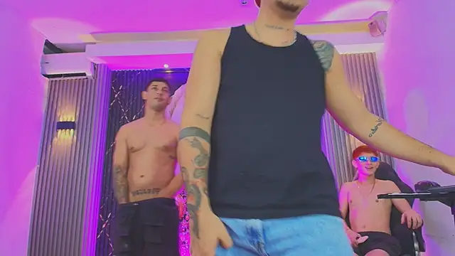 The_Boy_King_: διαδικτυακό σόου στην κάμερα