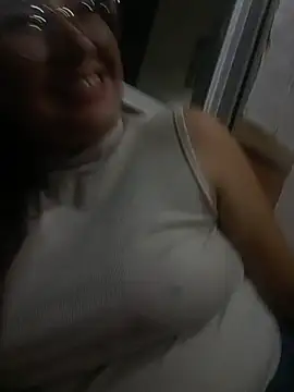 Chat +18 de LunaDiaz999 ao vivo