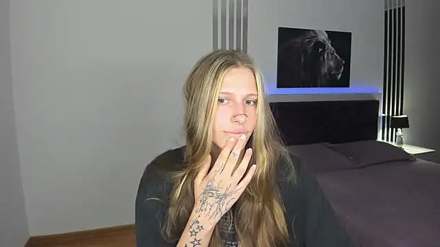 MiaCream's Live XXX Chat