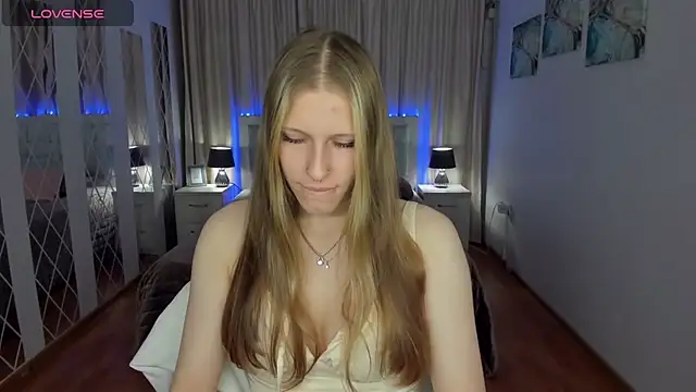 MiaCream XXX чат на живо