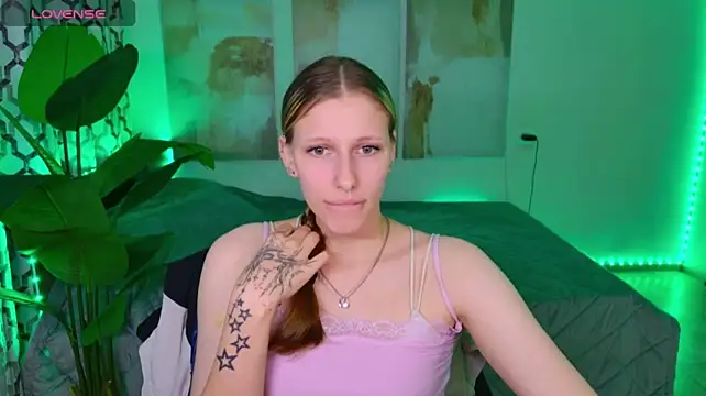 MiaCream live XXX chat