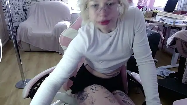 Show modela LolaFlirt na web-kameri