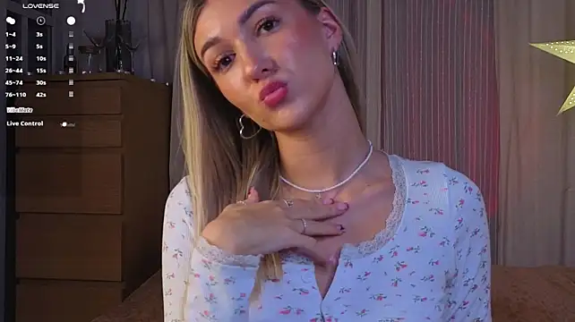 AdelaNovela 网络视讯表演