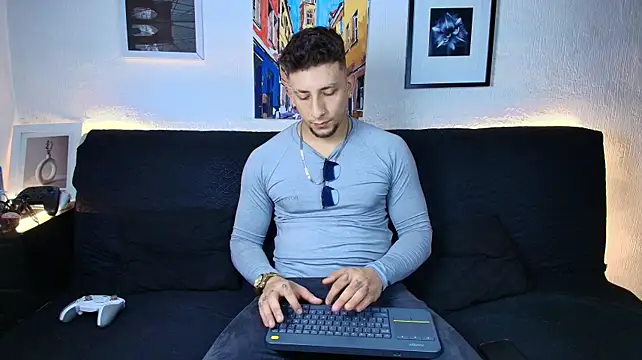 SR_EMILIOCUM's Webcam Show