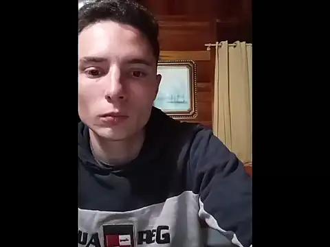 Kelvininacio123: διαδικτυακό σόου στην κάμερα