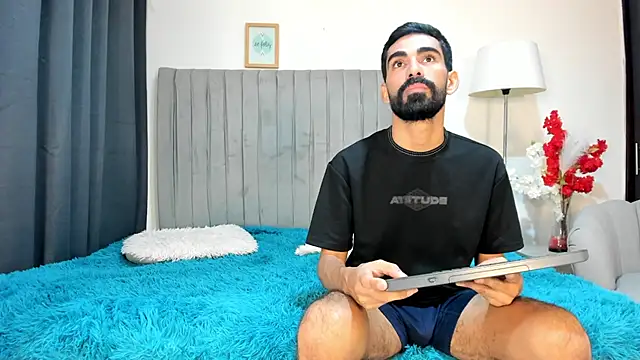 Andres_Bless: διαδικτυακό σόου στην κάμερα