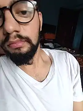 Handsome_guy_ Show in webcam