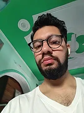 Handsome_guy_ Show in webcam