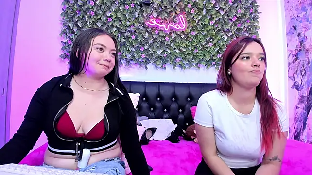 kiara_and_Yselle Show in webcam