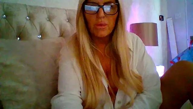 Jenna-Curvy-Cougar Obrolan Langsung XXX