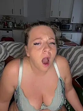 Chat XXX en directo de Poppyshaw_