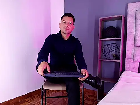 Hey_Noaah: διαδικτυακό σόου στην κάμερα