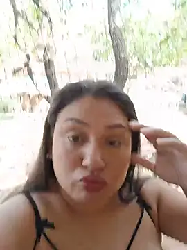 Hot_bella12's Live Chat Room