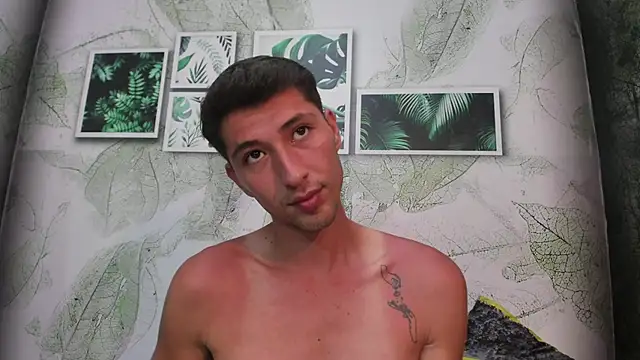 Valentiino69's Webcam Show