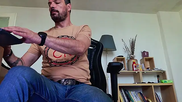 ChrisKox: διαδικτυακό σόου στην κάμερα
