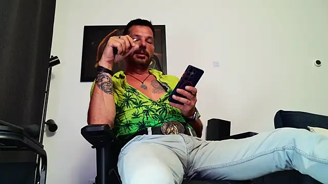 ChrisKox: διαδικτυακό σόου στην κάμερα