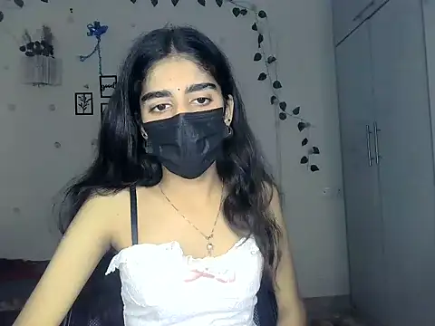 TINA_BABY_: διαδικτυακό σόου στην κάμερα