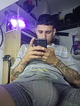 aronmax_ webcam show