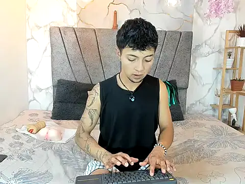 Show modela Brian_77_ na web-kameri