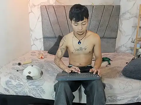 Show modela Brian_77_ na web-kameri